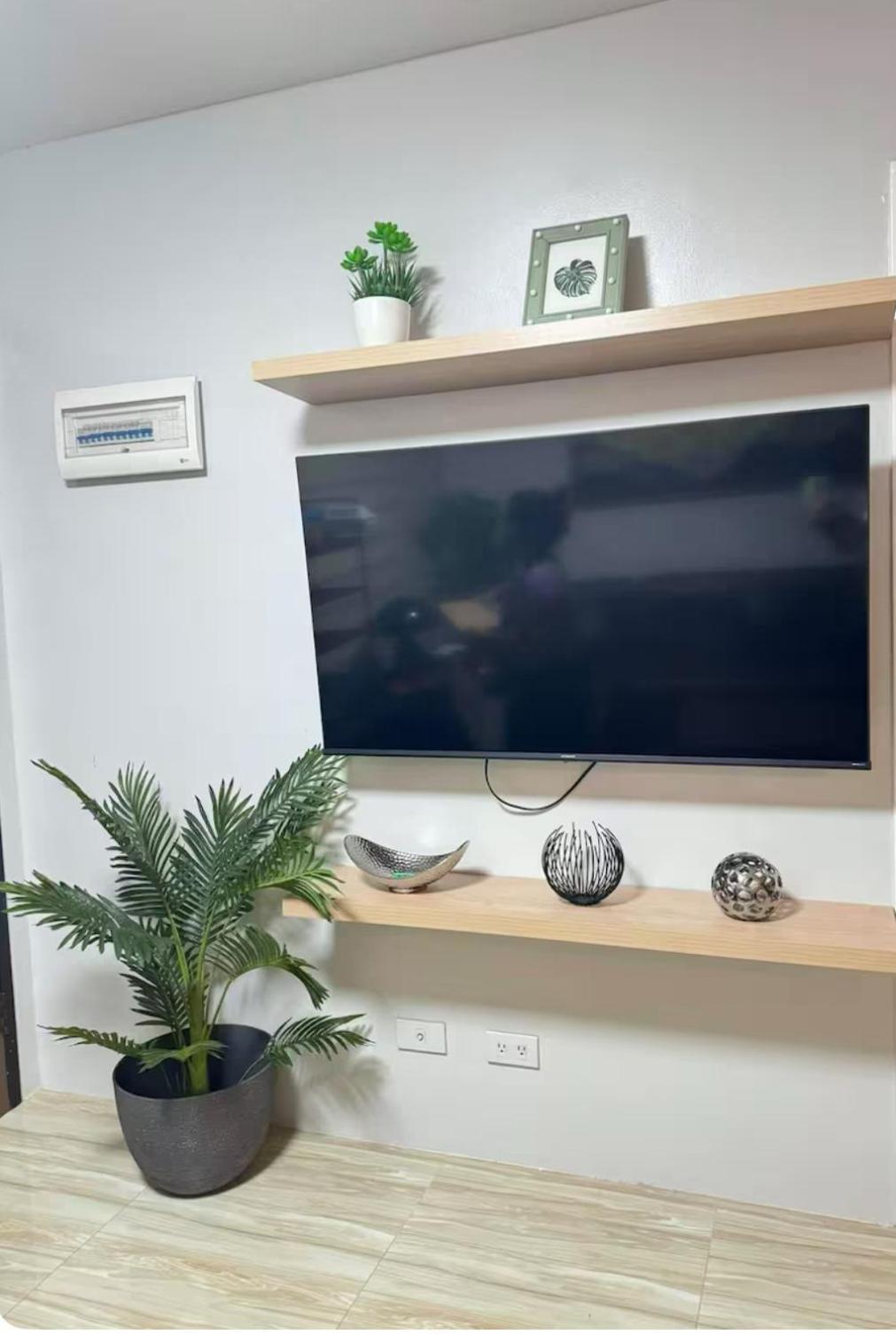 Cozy 2Br With Free Pool Beside Sm City Mall Davao City Esterno foto